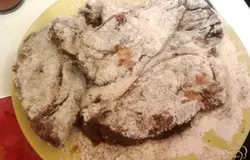Панируем каждый кусочек мяса.