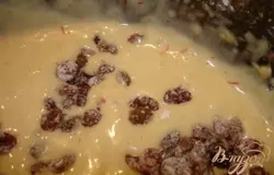 Промыть изюм, обсушить и смешав его с ст. ложкой муки добавить в тесто.
