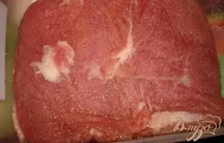 Мясо обмыть, очень хорошо обсушить и натереть со всех сторон сахаром.