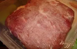 Готово! Настоятельно рекомендую удалить с мяса все белые части жирка и жилок. Я этого не сделала в должной мере и у меня осталась одна жилка, которая в последствии плохо жевалась. В следующий раз все жилки и жирки внешние удалю. Обработанное сахаром мясо кладем в пластиковый контейнер и плохо прикрыв крышкой ставим в холодильник на 12 часов.