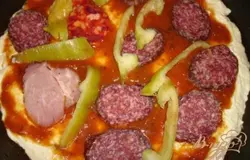После начинка у пиццы может быть любой: грибы, мясо, колбаса, овощи, кукуруза консервированная, перец болгарский.