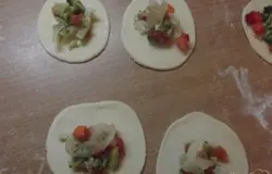 В серединку каждого кружочка вложите начинку и поднимите края. немного скрутив их по кругу и прижав сверху. Можно смазать место скручивания немного водой, чтобы лучше держалось.