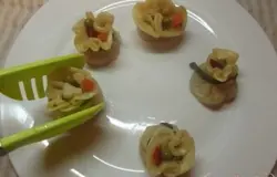 Выложите готовые мешочки на блюдо так аккуратно, чтобы они не упали и начинка не высыпалась. В мисочке смешайте сметану с зеленью и переложите в соусницу. Соусницу поставьте в центр блюда.