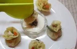 Готово! Подавайте овощные мешочки горячими со щипцами, чтобы каждый мог свой мешочек макнуть в сметанный соус. Приятного всем аппетита! :)