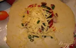 На присыпанной мукой поверхности раскатайте тесто. Я тесто поделила на 6 кусков. Каждый раскатала в пласт. Получились внушительные рулетики. Готовый рулетик должен быть размером с ладонь и помните, что при выпечке он немного увеличится. Основная задача, раскатать тесто, довольно тонко, выложить начинку, один край накрывает начинку, второй, накрывает первый край. Концы защипнуть. В качестве начинки я использовала мясо, твердый сыр, свежий лук, помидор, немного соли и сушеный тимьян.
