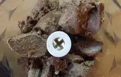 Готовая печень не должна ни в коем случае кровить или быть красной слишком внутри. Остывшую сваренную печень превратите измельчите в блендере. Когда она будет зернистая и однородная можно остановится. Киньте в блендер чайную ложку соли и повторите перемешивание.