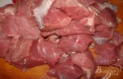 Нарезать мясо. Удалить все жилы. Нарезать средними порционными кусочками.