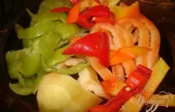 Нарезать овощи кольцами. У меня болгарский перец был замороженный. Нарезала его половинками.