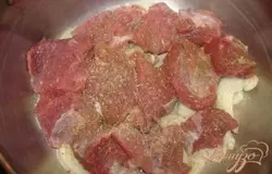 На лук выкладываем кусочки мяса в один слой.