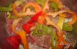 Солим, перчим. На мясо болгарский перец в один слой.