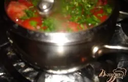 Заполняем так кастрюлю до самого верха, но помните, что мясо будет томиться в собственном соку без масла. Жидкости нужно дать место где-то кипеть. Так что учтите это при подборе кастрюли и количеству продукта.
