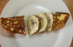Нарежьте омлет кружочками и каждый кружочек присыпьте зеленым луком и мелкой солью. Также можно смешать сметану и чесноком или зеленью и полить ее омлет.