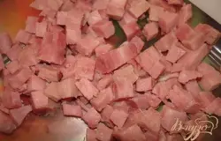 Отварить куриное филе и порезать меленько. Ветчину порезать мелким кубиком.