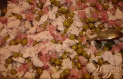 К нарезанным продуктам добавить консервированный горошек. Воду предварительно слить.