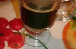 Если у вас такая чашка как у меня, то ее горлышко можно украсить. Например, смочить горлышко в воде, а после окунуть край в сахар или кокосовую стружку. Мои домашние такого не очень любят, я не делала.В чашку кладем пару ложек порошка цикория. Заливаем их пол стаканами кипятка.