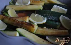 Затем выложить обжаренные цукини, луковицу, дольки лимона.Соль и прованские травы. Форму накрыть фольгой и поставить в духовку на 30 мин. при 190С