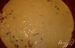 Яблоки выложить произвольно, без нахлеста. Присыпать слегка сахаром.Отделите желтки от белков. Отделяя белки побеспокойтесь чтоб посуда в которой вы их будете взбивать была чистой, без остатков жира. К белкам добавить щипку соли и взбить, пока белки не станут пышной массой, которая не течет и при переворачивании миски белки плотно сидять в миске, не вытекают, не падают и даже не шевеляться. Все делала миксером. Желтки взбить, добавить добавить сахар, ваниль, после ввести просеянную муку, за мукой масло растопленное. Замесить однородное тесто. Отложить миксер, аккуратно ложкой, движением вверх-вниз ввести белки. Перемешать. Когда вы будете готовы заливать яблоки этим тестом, введите в тесто промытый и  просушенный изюм и сразу залейте тестом яблоки. Присыпать сырыми лепестками миндаля.