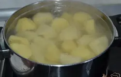 Картофель отварить, слить воду и, не давая остыть, протереть.