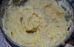 Для теста смешать протертый картофель, яйцо, молоко и муку, посолить и поперчить.