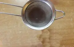 Сам кофе заварите как обычно, только используйте на данную порцию кофе всего 100 мл воды. Часть воды выпарится, часть останется после процеживания. Готовый кофе процедите в кружку так, чтобы объем не выходил за рамки дозволенного (не более 75 мл).