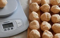 Делим "тесто" на шарики весом по 30 г.
