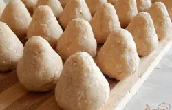 Придаем форму клубнички.