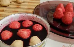 Из свеклы отжимаем сок. Клубнички окунаем в сок, чтобы получить красивый цвет.