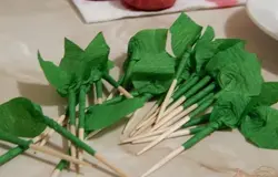 Из зубочисток и бумаги делаем листочки.