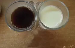 Дальше завариваем крепкий черный кофе. На 150 мл воды 2 ч.л. кофе без горки. Также греем молоко. Молоко должно хорошенько закипеть и быть горячим. Объем кофе и молока должны быть равны.