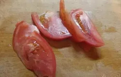 Нарезаем помидор удобными для пюрирования кусочками.