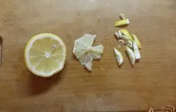 У лимона удалите цедру и косточки. Нарежьте кубиками.