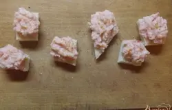 Намажьте пасту ножом на хлеб. Украсьте свернутыми кусочками имбиря - он прекрасно сочетается с пастой по вкусу!