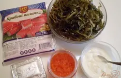 Хочу предложить вам попробовать простой и легкий на вкус салатик из морепродуктов. Для салата понадобится маринованная морская капуста или "салат Сахалинский", это маринованная морская капуста со специями и маленькими включениями лука репчатого.