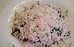Далее на плавленный сыр трем крабовые палочки или крабовое мясо. Я использовала крупную терку.