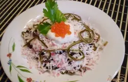 Готово! Для декора салата и использовала веточку петрушки и морскую капусту. Приятного аппетита! Соль и перец молотый по желанию.