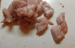 Нарезаем филе специфически, а именно кубиками размером примерно 3 на 3 см.
