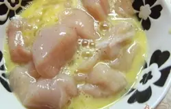 В отдельной глубокой мисочке взбиваем куриное яйцо в пену. Кладем туда нашу курочку (сколько поместится).