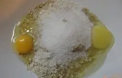 Отдельно смешиваем яйца с сахаром и вливаем к хлопьям.