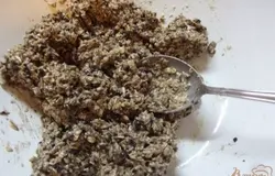 Добавляем сметану, растительное масло и при помощи ложки замешиваем густое тесто. Это тесто должно лепится, а не течь.