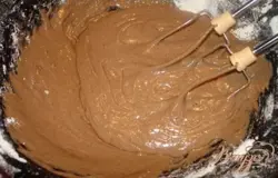 Сложите в миску все продукты, кроме яблок и 2 ст. ложек муки. Миксером замесите тесто.