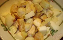Масло я растопила в микроволновке. Яблоки очистить от кожуры и серединки. Нарезать крупными кусками. Нарезанные яблоки припудрить мукой и добавить в тесто.