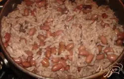 На сковороде с растительным маслом пассируем мелкорубленный лук. Я смолола в блендере в кашу, чтоб не попадался фрагментами. Обжариваем лук на сковороде до легкого румянца.К готовому рису с фасолью добавляем обжаренный лук вместе с маслом в котором он жарился. Солим, перчим, подаем к столу.