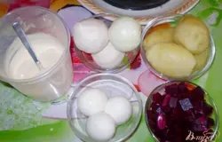 Итак, подготовим продукты: свеклу и картофель вымыть отварить до готовности. Остудить. Почистить. Тоже самое с яйцами, вымыть, отварить 8-9минут, остудить и почистить. Редьку и лук используем сырые, поэтому только вымыть и почистить. Приготовить свежий майонез, тут на ваш вкус количество, я перемазываю не все слои, поэтому 200г мне хватает, если любите посытнее, берите граммов 300. Приготовьте блюдо и форму для салата.