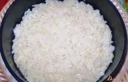 Первый слой - картофель, можно на терочку или мелкими кубиками порезать. Майонезная сеточка. Далее мелко порезанный репчатый лук, чуть присолить его, примять.