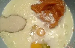 Смешиваем кефир, пару столовых ложек уксуса, яйца, сахар и варенье (у меня айвовый джем). Вымешивать до однородной массы.