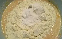 Добавляем муку и соду. Тщательно миксером перемешиваем на медленных оборотах. Вместо соды и уксуса можно использовать разрыхлитель для теста, 1чайную ложку.