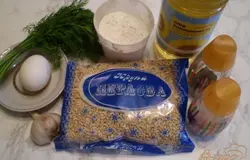 Такие котлетки можно сделать из таких круп, как перловая, пшенная, гречневая, рисовая. Но с рисовой получаются жестковатые, а вот с остальных круп отличные котлетки, мягкие, вкусные. Конечно крупу нужно заранее отваривать, потому как она долго остывает. А еще лучше с вечера сварить, а утром пожарить котлет. Давайте начнем. Отвариваем перловку как для обычной каши. Кто не знает, рассказываю. Отмеряем два стакана воды, солим по вкусу, доводим до кипения. В кипяток бросаем чистую и промытую крупу. Доводим до кипения и варим с момента закипания 30-40 минут. Обязательно пробуйте на готовность. Как только каша станет мягкой, выключаем. Она должна быть сухой, без лишней влаги. Если вода еще есть, откройте крышку и варите дальше, пока вода не испарится полностью.