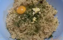 Потом откройте крышку, а лучше переложите в плоскую миску остывать перловку. Как остынет хорошо, её нужно пропустить через мясорубку не менее двух раз. И желательно использовать самое мелкое металлическое сито. Получается фарш перловый. Добавляем к фаршу сырое яйцо, зелень, перчик молотый, чесночек. Перемешиваем ложкой хорошо, чтобы получился однородный плотный и вязкий фаршик.