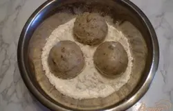 Формируем котлетки любого размера, мелкие или крупные, на ваш вкус. Панируем в муке или сухарях. Но в муке нежнее котлеты.