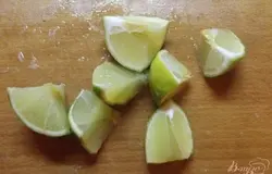 Вымоченный лайм не промывая нарежьте кубиками размером 3 на 3 см (примерно).